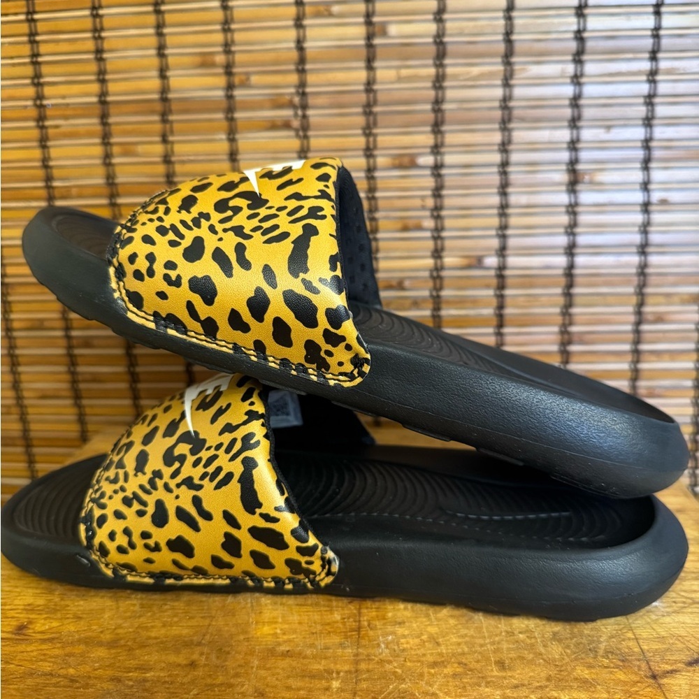 Nike Victori One Black and Chutney Leopard print Slides - Picture 3 of 5